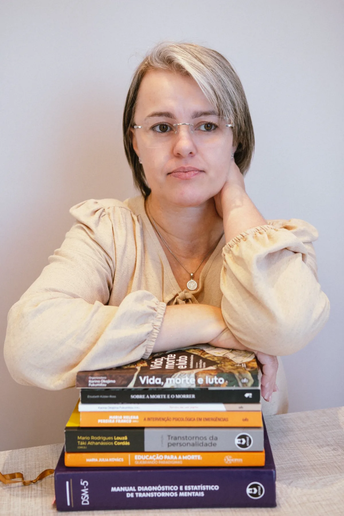 Fransielli Geviewski, especializada em psicotraumatologia e EMDR, com livros sobre trauma e luto